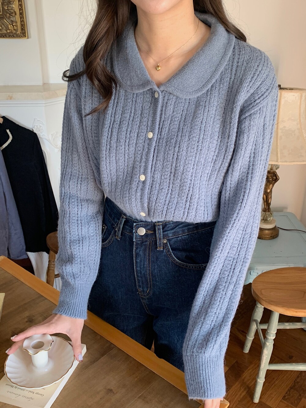 ブラック系のバレエシューズ、ホワイト系のトートバッグ、ブルー系のカーディガン/ボレロを着用したレディースの冬コーディネートの2枚目の写真