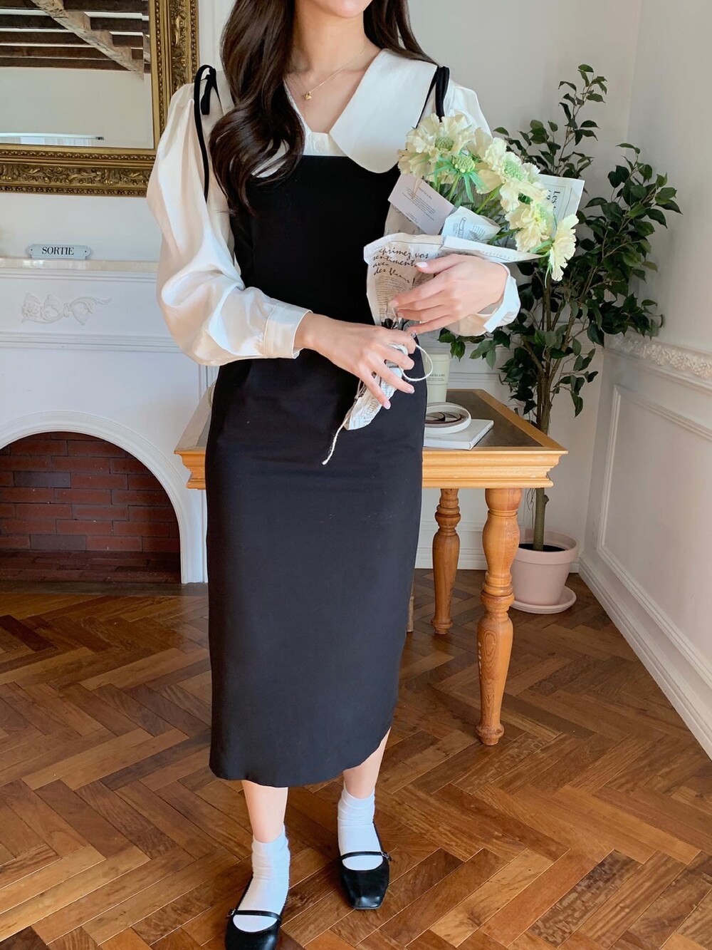 ブラック系のワンピース、ブラック系のバレエシューズを着用したレディースの冬コーディネートの3枚目の写真