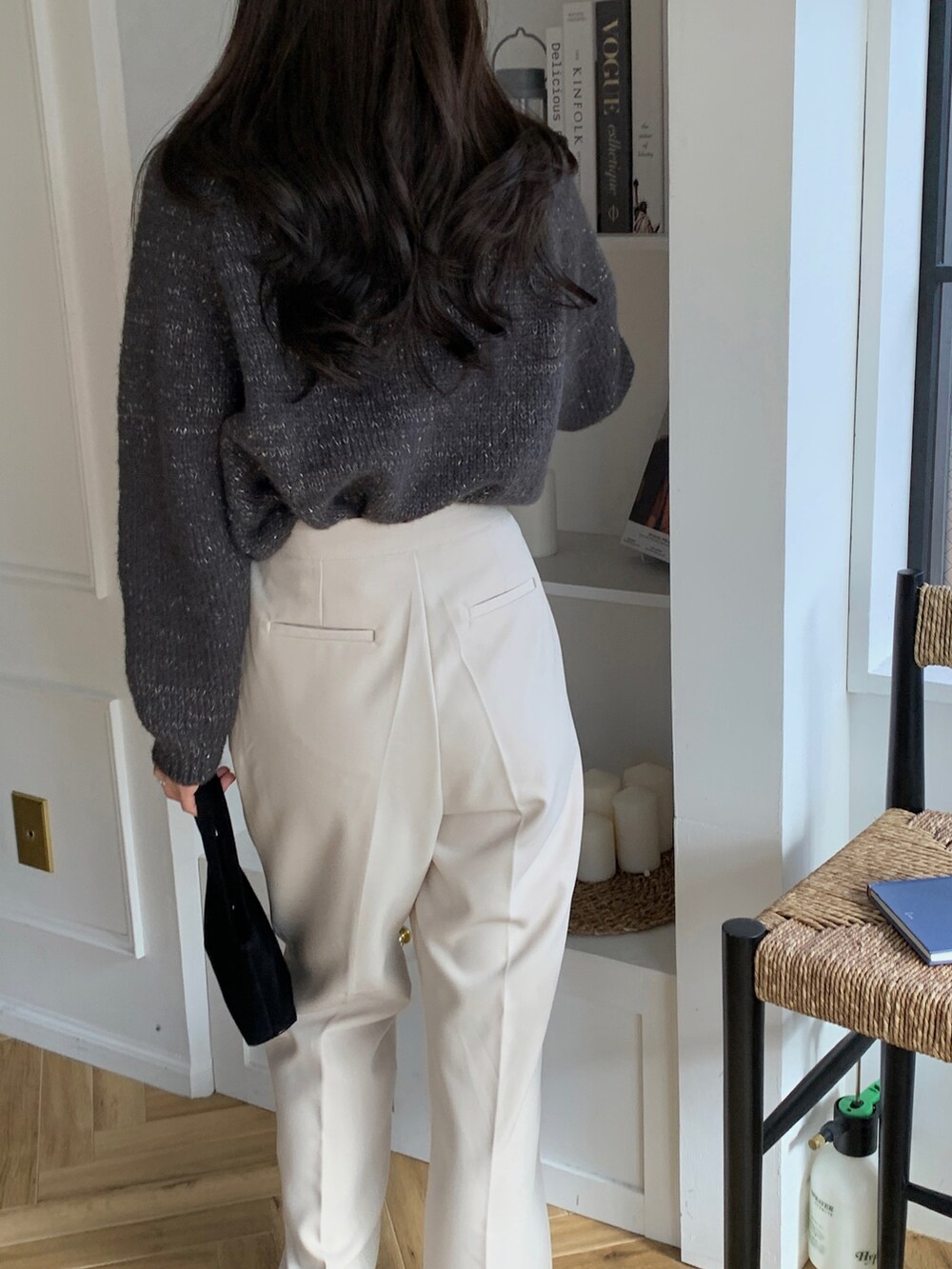 ブラック系のバレエシューズ、ホワイト系のスラックス、グレー系のカーディガン/ボレロを着用したレディースの冬コーディネートの3枚目の写真