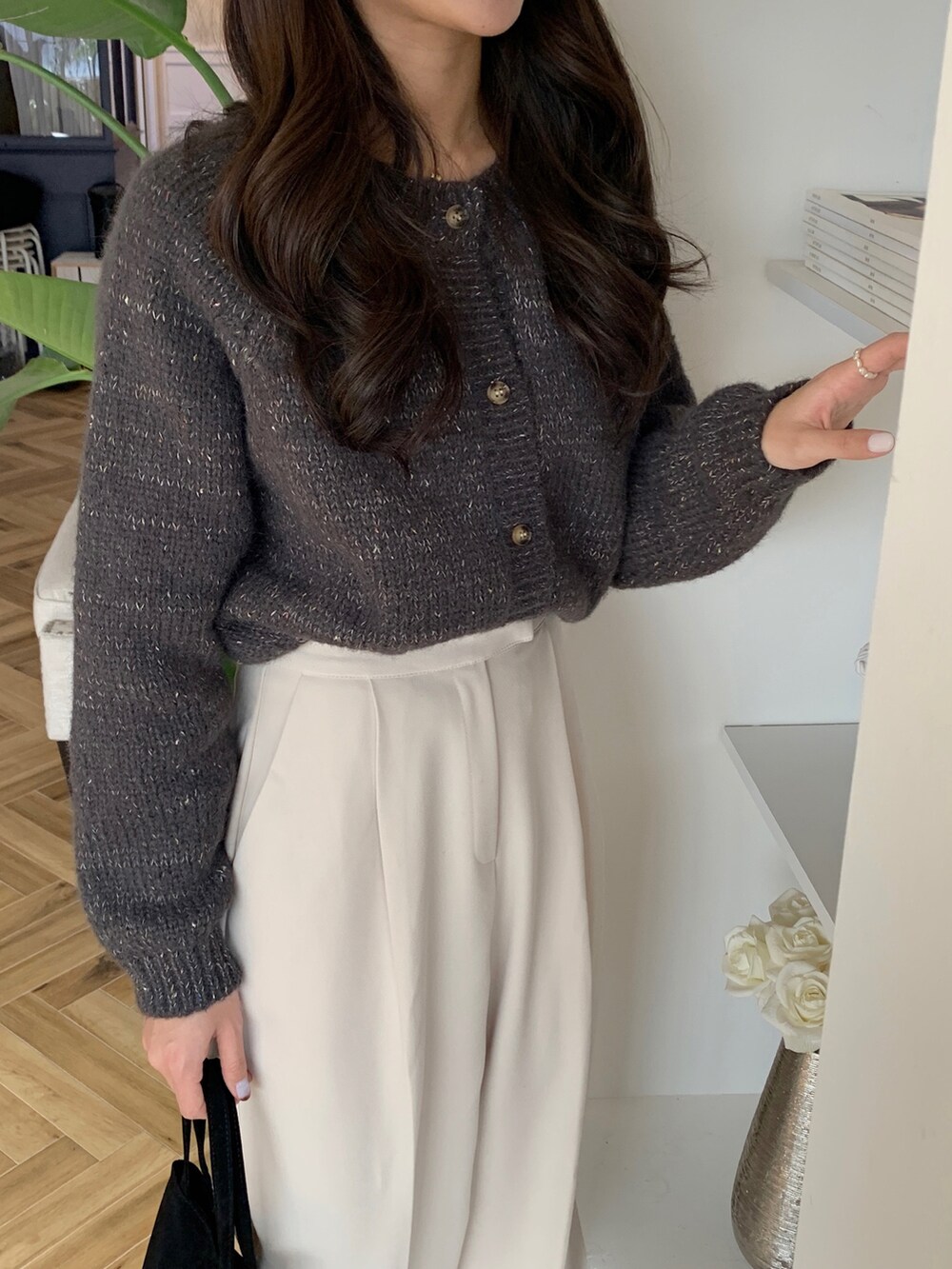 ブラック系のバレエシューズ、ホワイト系のスラックス、グレー系のカーディガン/ボレロを着用したレディースの冬コーディネートの4枚目の写真