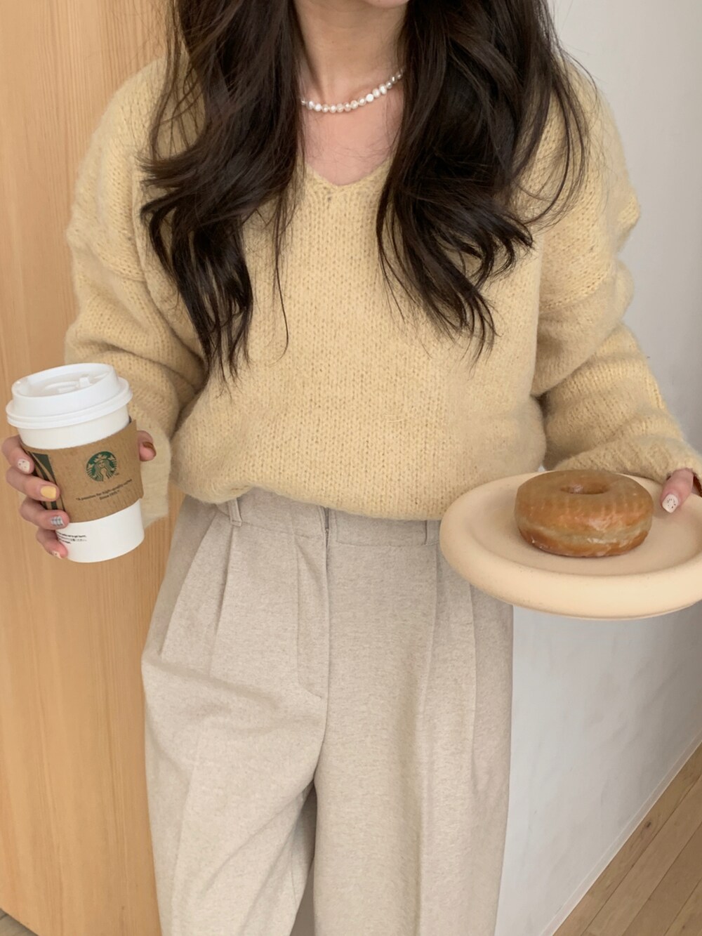 「韓国、韓国ファッション、韓国ブランド、韓国コーデ、韓国好きな人と繋がりたい、ニット、スラックス、冬コーデ、おしゃれさんと繋がりたい」｜「mood for a dayのアイテム（ネックレス、ホワイト系）」を使った、enoさん（レディース・165cm）の冬コーディネートの2枚目の写真