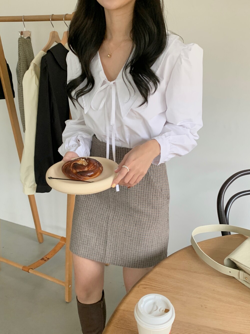 ホワイト系のシャツ/ブラウス、ブルー系のスカート、ブラウン系のブーツを着用したレディースの冬コーディネートの4枚目の写真