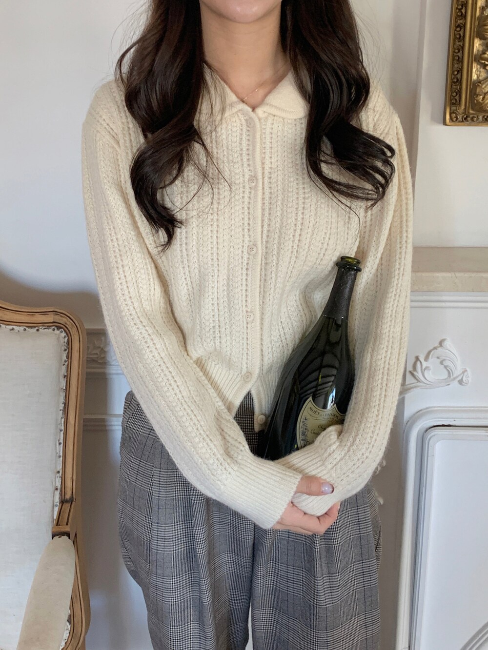 ブラック系のバレエシューズ、ホワイト系のトートバッグ、ブラウン系のスラックスを着用したレディースの冬コーディネートの3枚目の写真