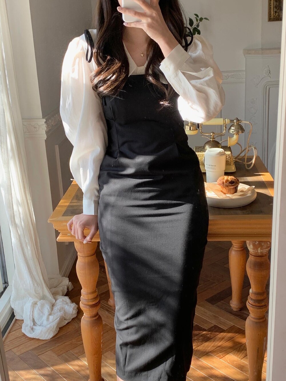 ブラック系のワンピース、ブラック系のバレエシューズを着用したレディースの冬コーディネートの4枚目の写真