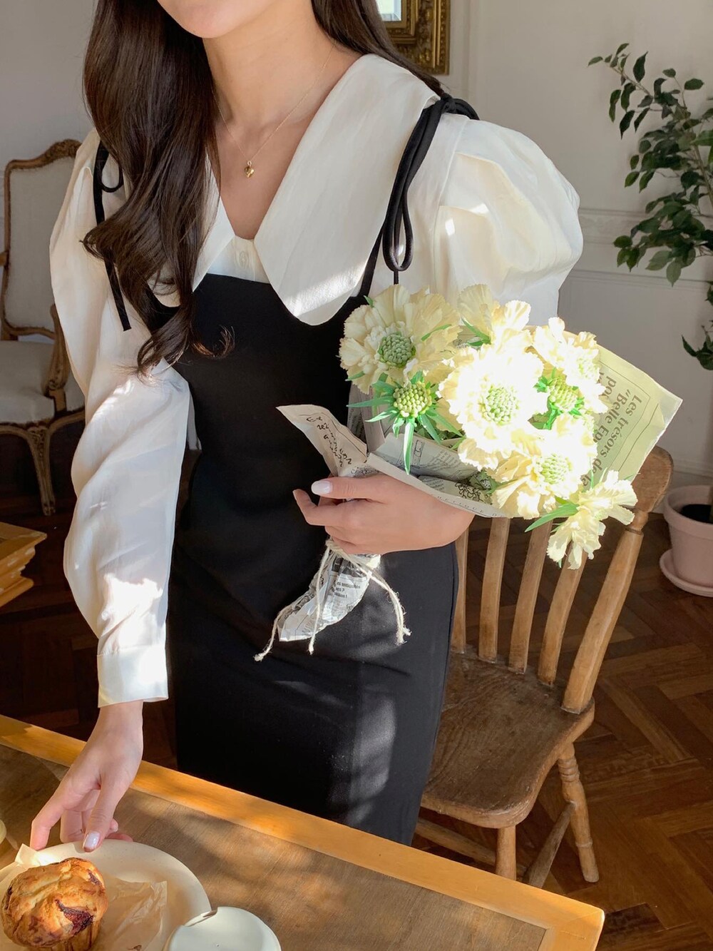 ブラック系のワンピース、ブラック系のバレエシューズを着用したレディースの冬コーディネートの2枚目の写真