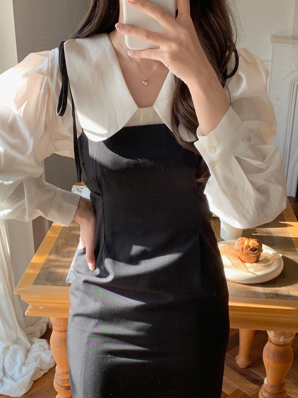 ブラック系のワンピース、ブラック系のバレエシューズを着用したレディースの冬コーディネートの5枚目の写真