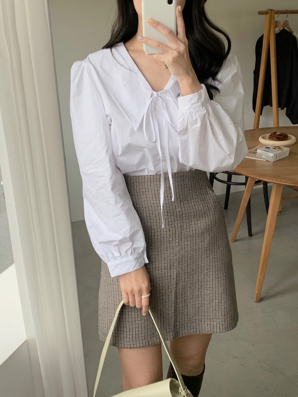 ホワイト系のシャツ/ブラウス、ブルー系のスカート、ブラウン系のブーツを着用したレディースの冬コーディネートの3枚目の写真