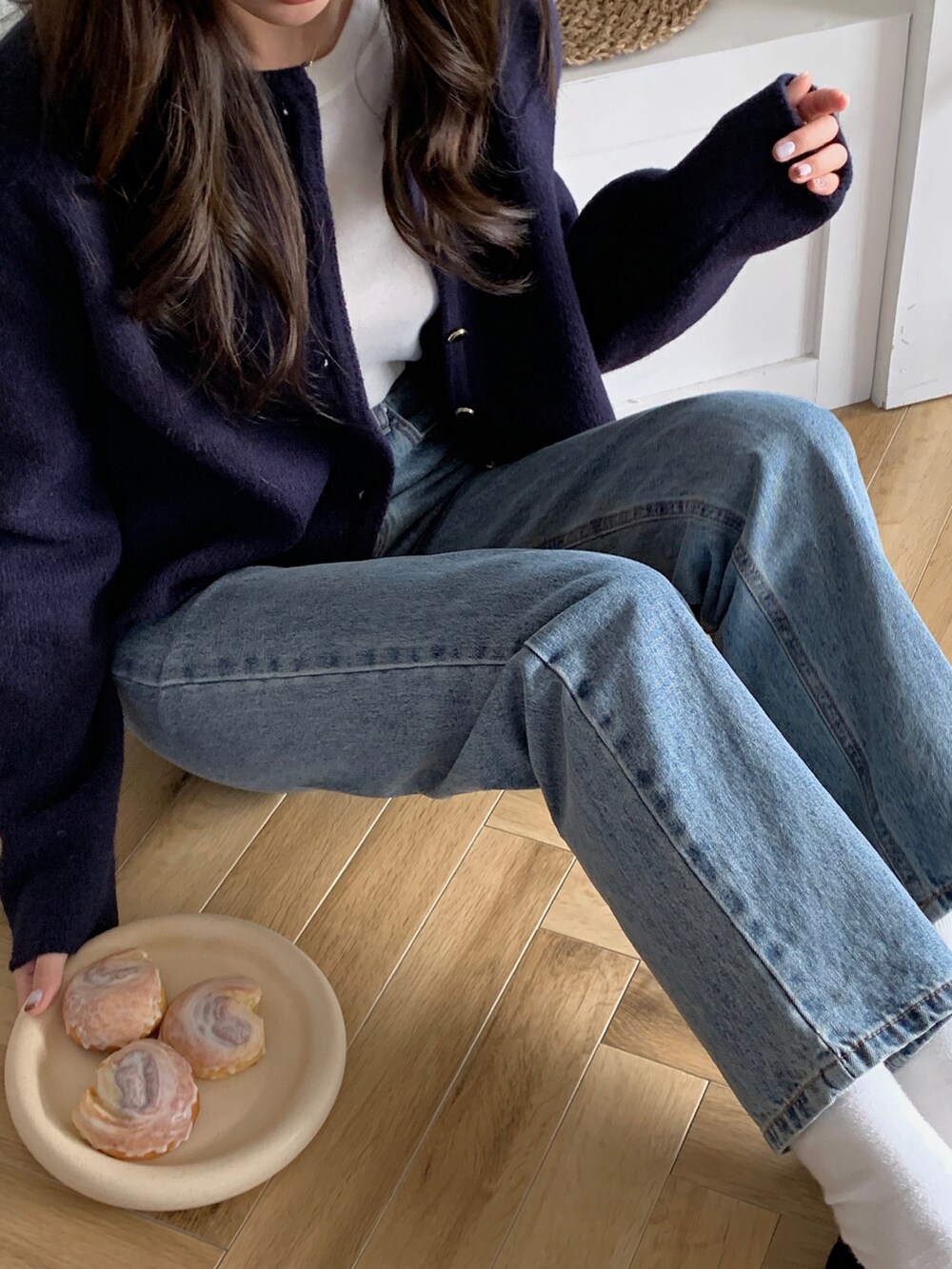 ブルー系のデニムパンツ、ブラック系のパンプス、ホワイト系のTシャツ/カットソーを着用したレディースの冬コーディネートの4枚目の写真