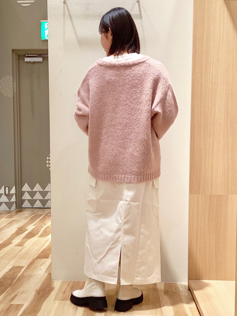 ホワイト系のブーツ、ホワイト系のニット/セーター、ホワイト系のハンドバッグを着用したレディースの秋コーディネートの5枚目の写真