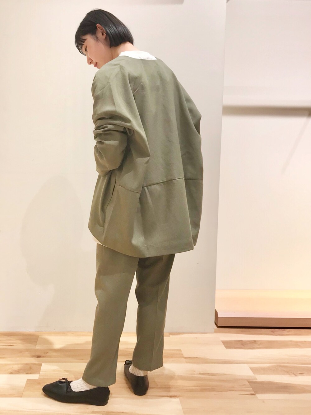 グリーン系のノーカラージャケット、グリーン系のその他パンツ、ベージュ系のTシャツ/カットソーを着用したレディースの春コーディネートの2枚目の写真