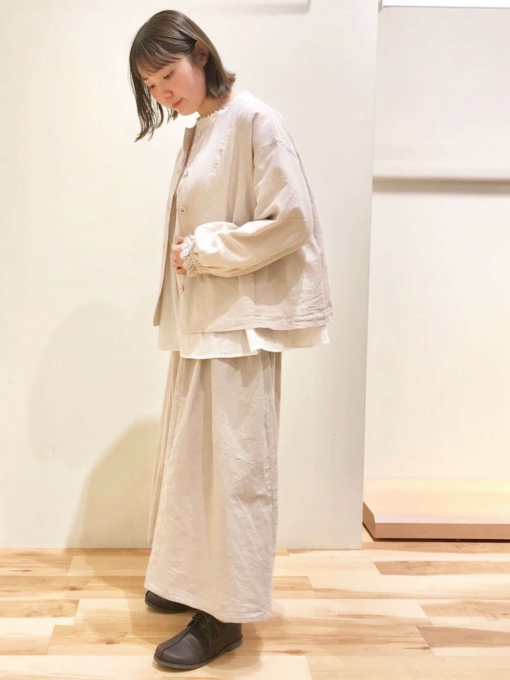 ホワイト系のシャツ/ブラウス、ホワイト系のノーカラージャケット、ベージュ系のその他パンツを着用したレディースの春コーディネートの2枚目の写真