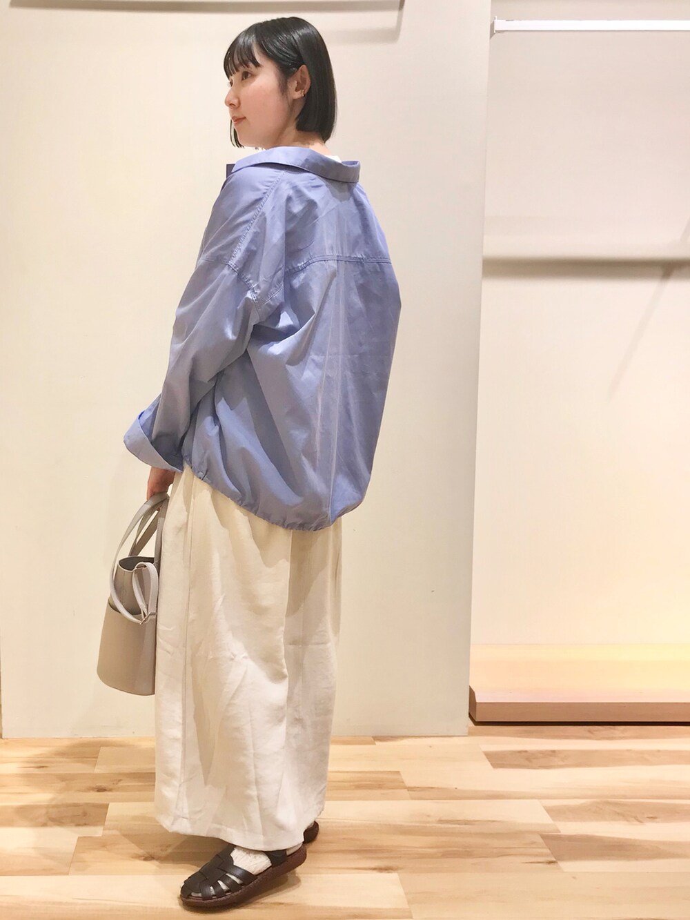 ホワイト系のTシャツ/カットソー、ブルー系のブルゾン、ベージュ系のワンピースを着用したレディースの春コーディネートの2枚目の写真