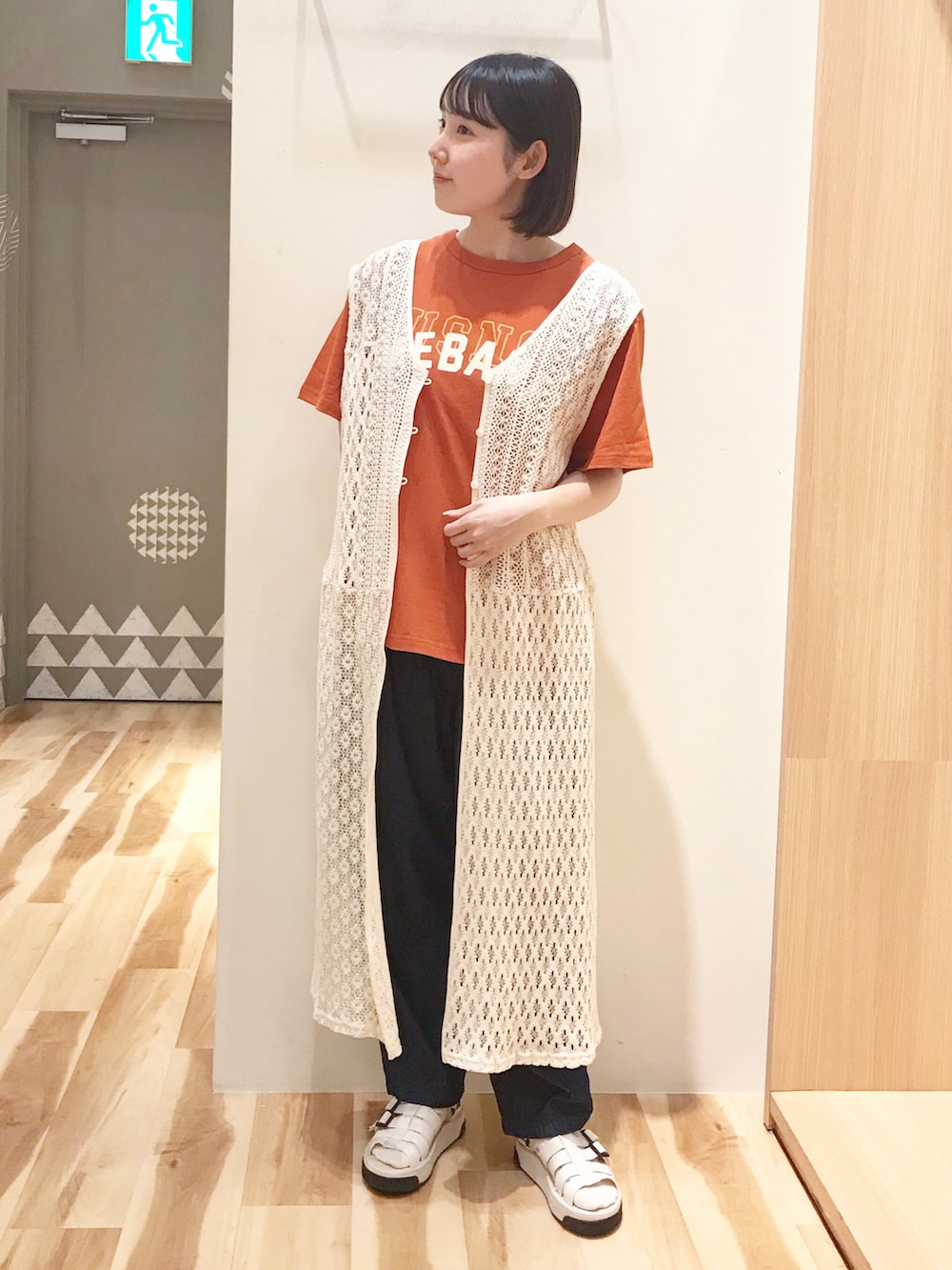 ホワイト系のワンピース、ブルー系のデニムパンツ、ホワイト系のサンダルを着用したレディースの夏コーディネートの3枚目の写真