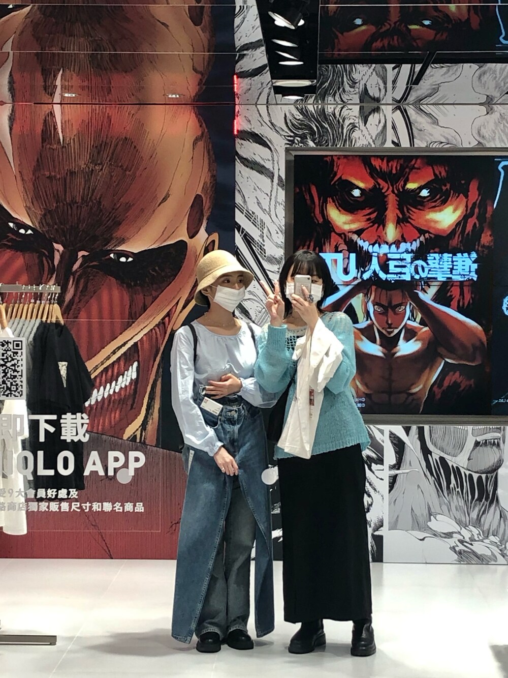 ブルー系のニット/セーター、ブラック系のワンピース、ブラック系のブーツを着用したレディースの春コーディネートの2枚目の写真