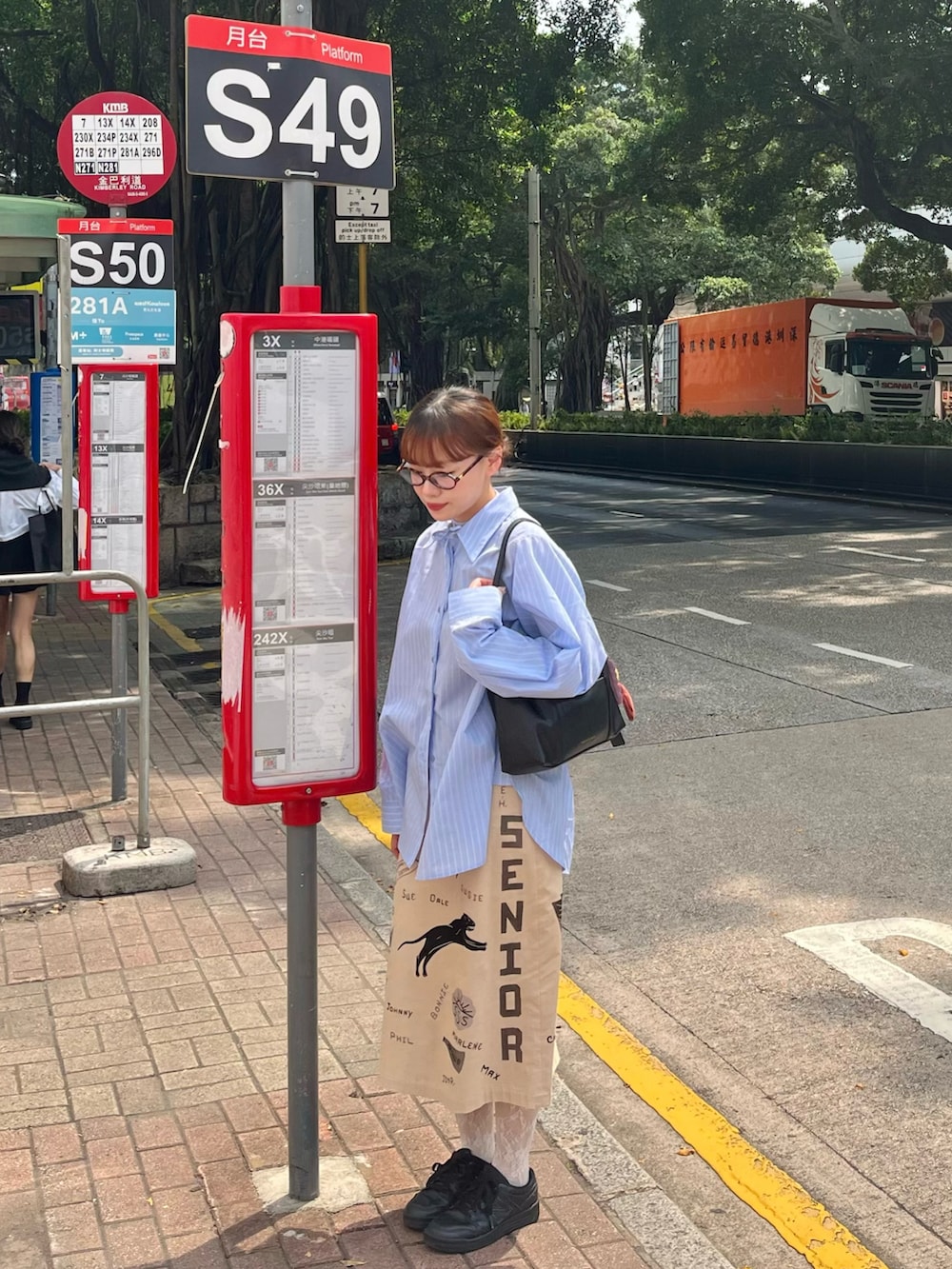 ブルー系のシャツ/ブラウス、ホワイト系のレッグウェアを着用したレディースの春コーディネートの2枚目の写真