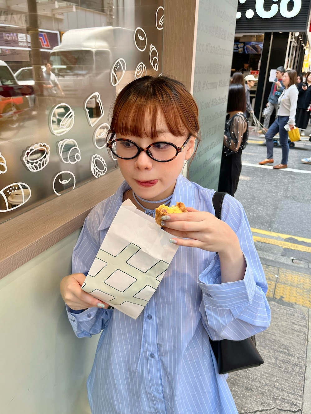 ブルー系のシャツ/ブラウス、ホワイト系のレッグウェアを着用したレディースの春コーディネートの3枚目の写真