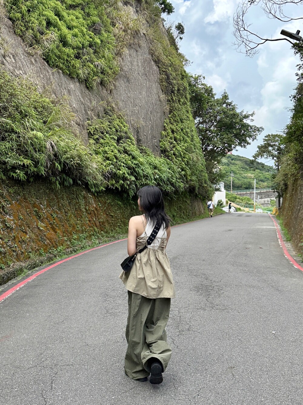 グリーン系のその他パンツ、グリーン系のその他トップス、ホワイト系のタンクトップを着用したレディースの秋コーディネートの2枚目の写真