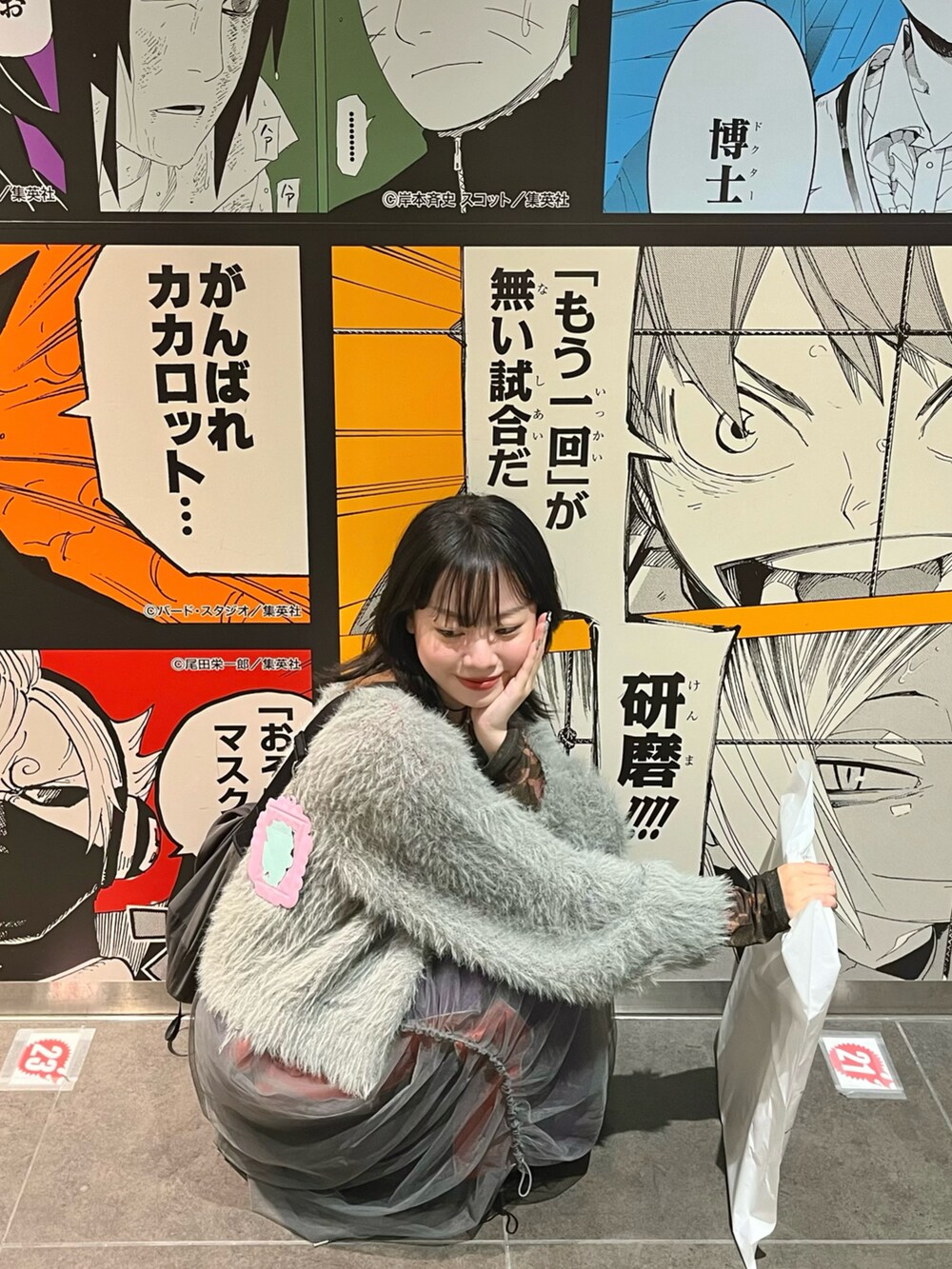 グレー系のカーディガン/ボレロ、グレー系のワンピース、ブラウン系のTシャツ/カットソーを着用したレディースの秋コーディネートの2枚目の写真