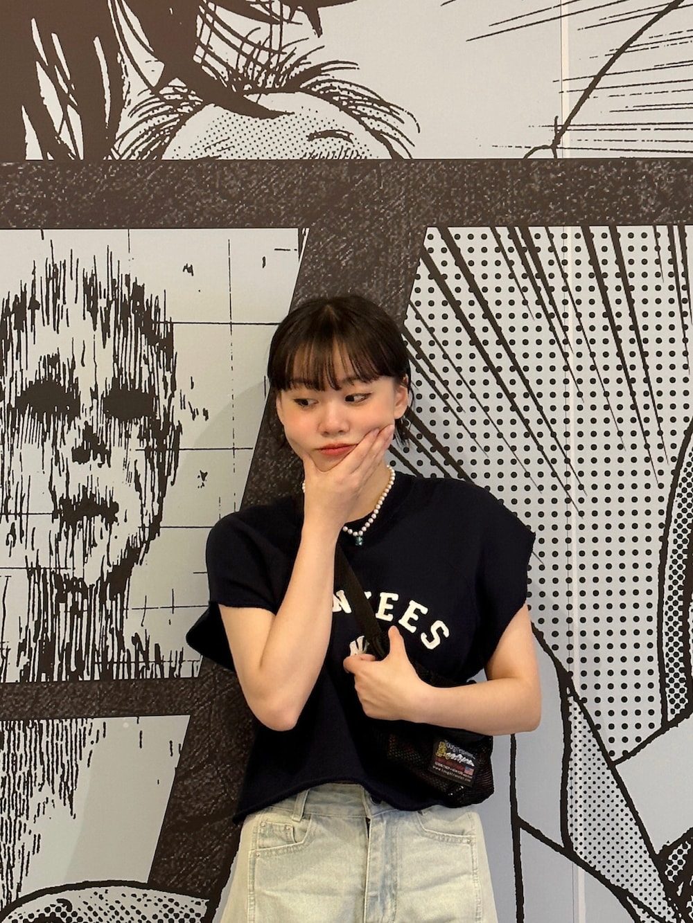 ブルー系のその他トップス、ブルー系のデニムパンツ、ブラック系のブーツを着用したレディースの夏コーディネートの2枚目の写真