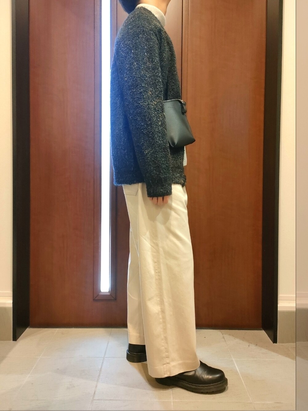 ブラック系のブーツ、グレー系のニット/セーター、グリーン系のカーディガン/ボレロを着用したメンズの冬コーディネートの2枚目の写真