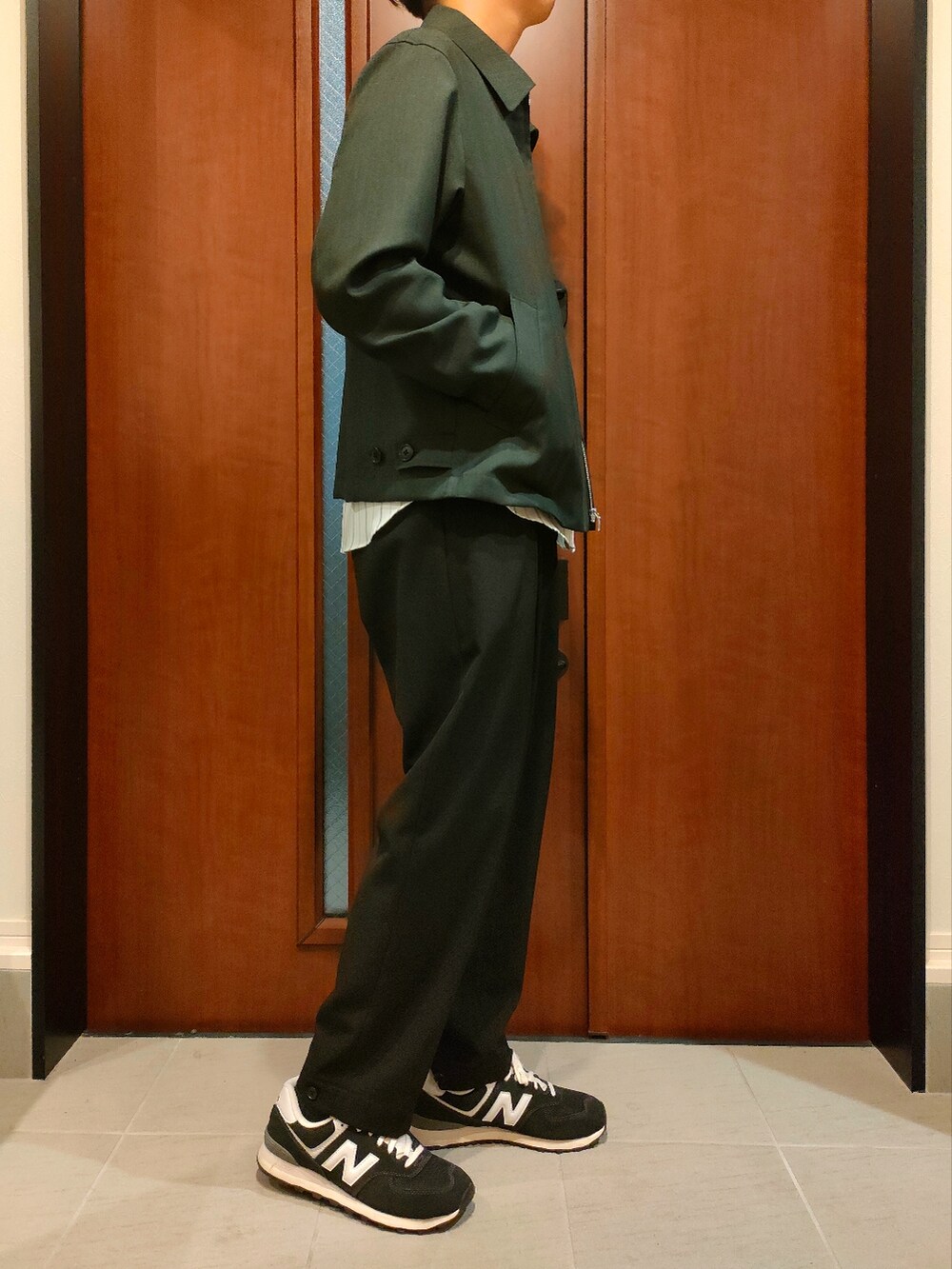 グリーン系のブルゾン、グリーン系のシャツ/ブラウス、ブラック系のその他パンツを着用したメンズの秋コーディネートの2枚目の写真