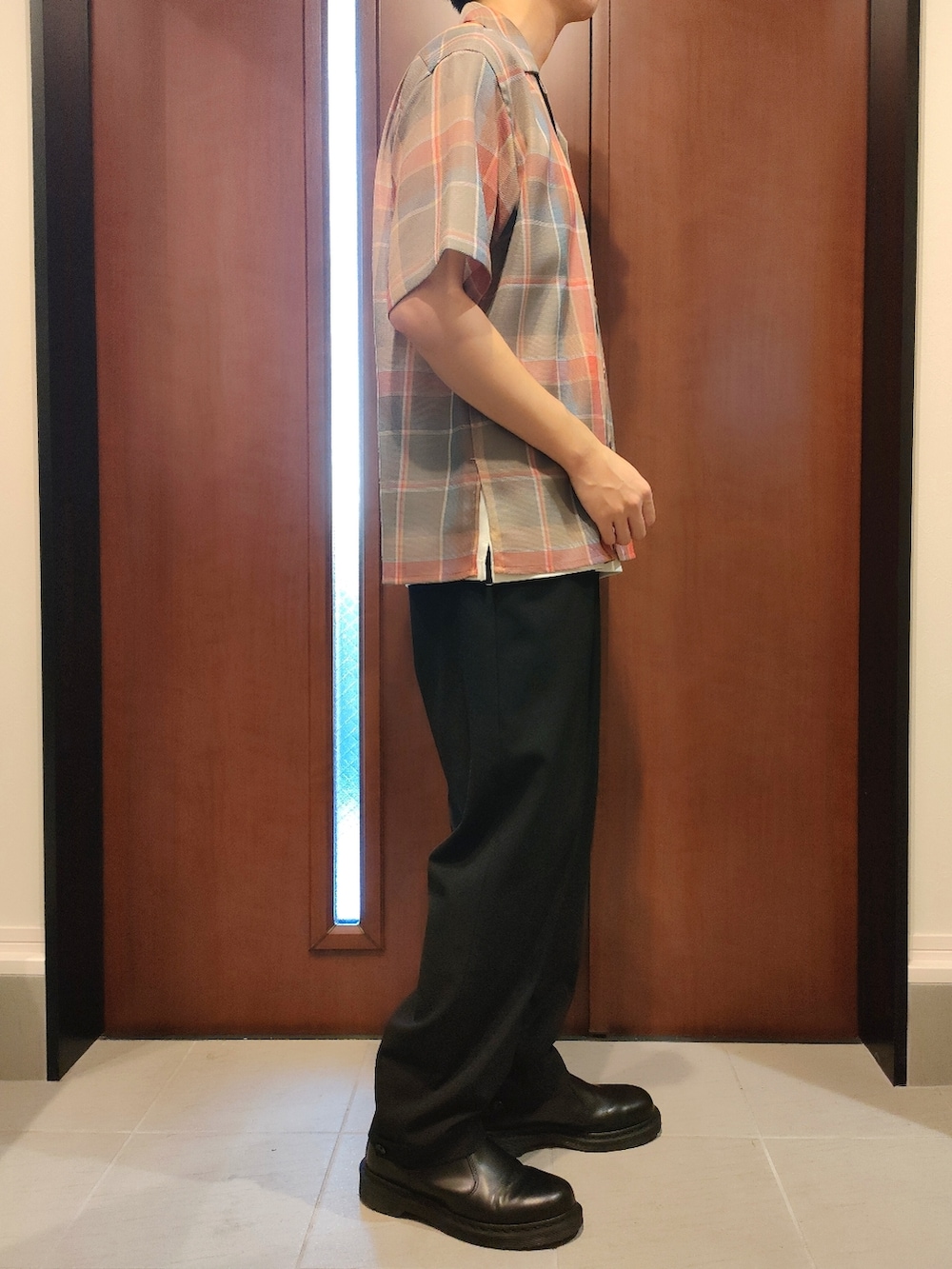 レッド系のシャツ/ブラウス、ブラック系のその他パンツ、ブラック系のブーツを着用したメンズの秋コーディネートの2枚目の写真