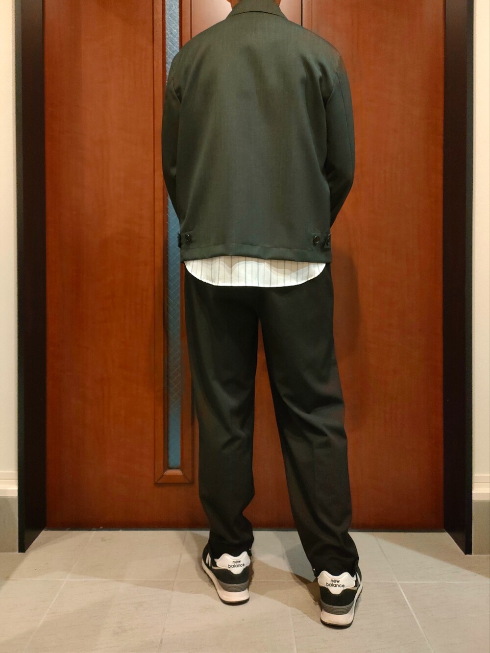 グリーン系のブルゾン、グリーン系のシャツ/ブラウス、ブラック系のその他パンツを着用したメンズの秋コーディネートの3枚目の写真