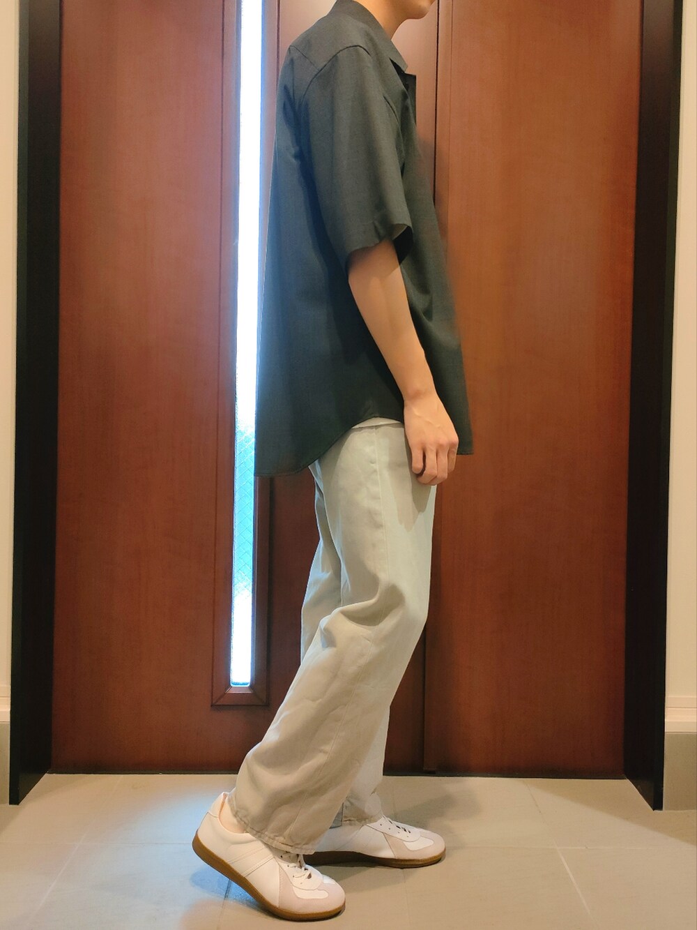 グレー系のシャツ/ブラウス、ホワイト系のTシャツ/カットソー、グレー系のデニムパンツを着用したメンズの秋コーディネートの2枚目の写真