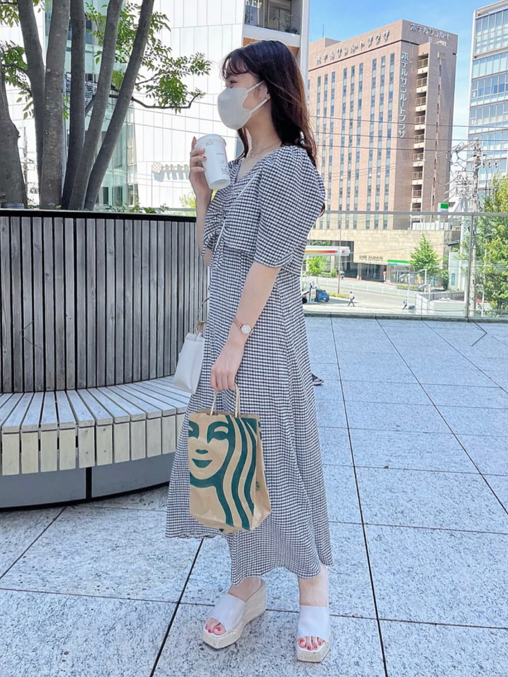 ホワイト系のワンピースを着用したレディースの夏コーディネートの2枚目の写真