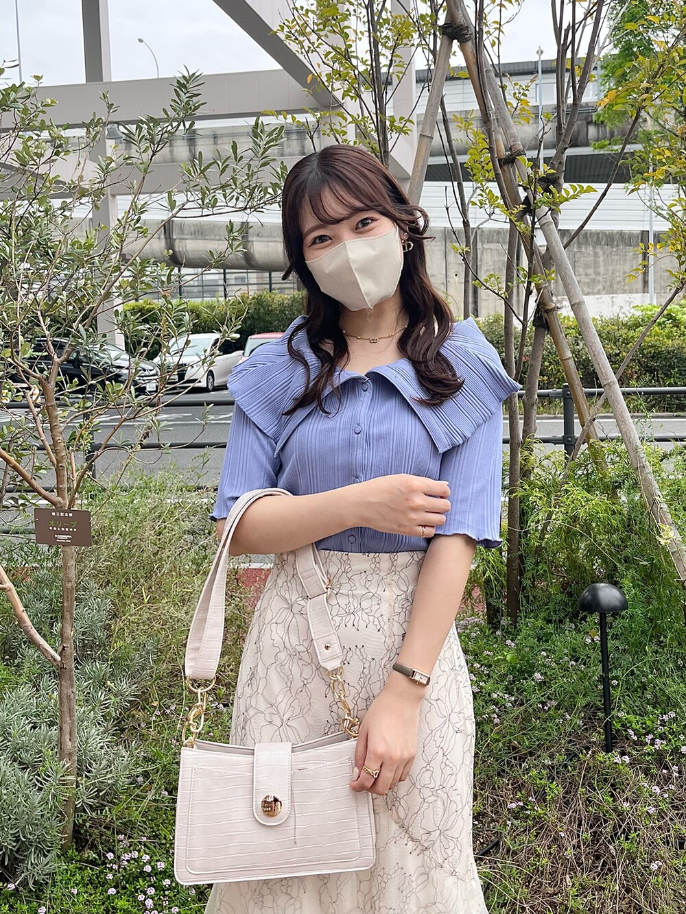 ホワイト系のスカート、ブルー系のTシャツ/カットソー、ホワイト系のサンダルを着用したレディースの春コーディネートの4枚目の写真