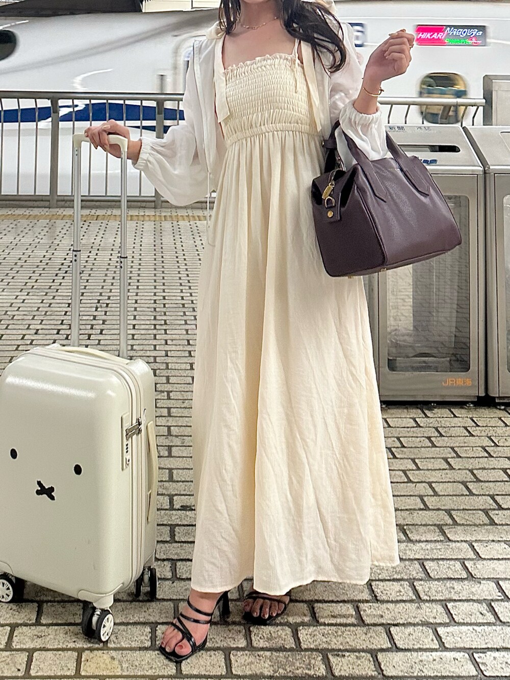 ホワイト系のワンピース、ホワイト系のマウンテンパーカーを着用したレディースの夏コーディネートの2枚目の写真