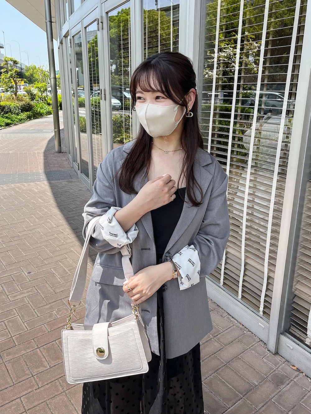 「大人かわいい、ワンピースコーデ、ワンピース、キャミワンピ、モノトーン、モノトーンコーデ、ワンピ、サンダル、きれいめカジュアル、キレイめ、オトナカジュアル、オトナ女子、ジャケット、ジャケットスタイル、ブラック」｜「one after another NICE CLAUPのコーディネートのアクセントになる。クロコショルダーバック（ショルダーバッグ、ホワイト系）」を使った、risapi🐰（骨格ウェーブ）さん（レディース・157cm）の春コーディネートの2枚目の写真