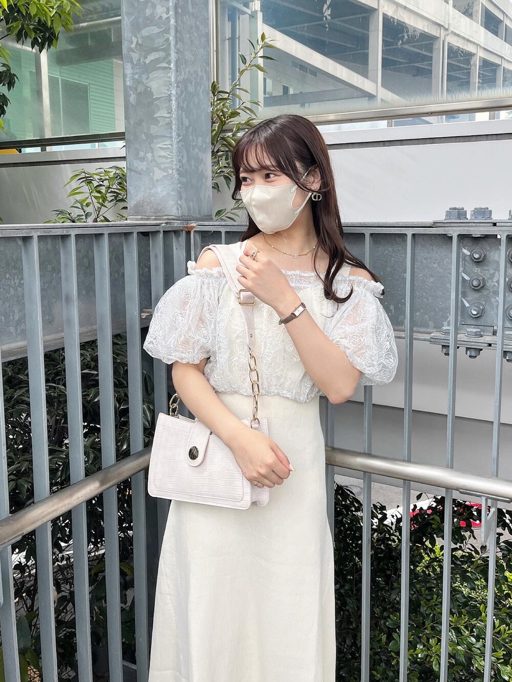 ホワイト系のワンピース、ホワイト系のショルダーバッグ、ホワイト系のサンダルを着用したレディースの春コーディネートの2枚目の写真