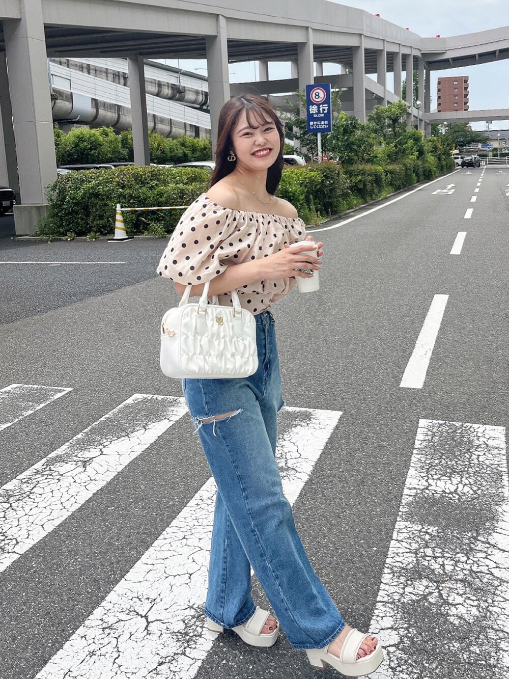 その他のシャツ/ブラウス、ブルー系のデニムパンツ、ピンク系のボストンバッグを着用したレディースの夏コーディネートの2枚目の写真