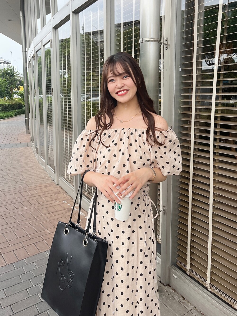 ホワイト系のトートバッグ、その他のシャツ/ブラウス、その他のスカートを着用したレディースの夏コーディネートの2枚目の写真