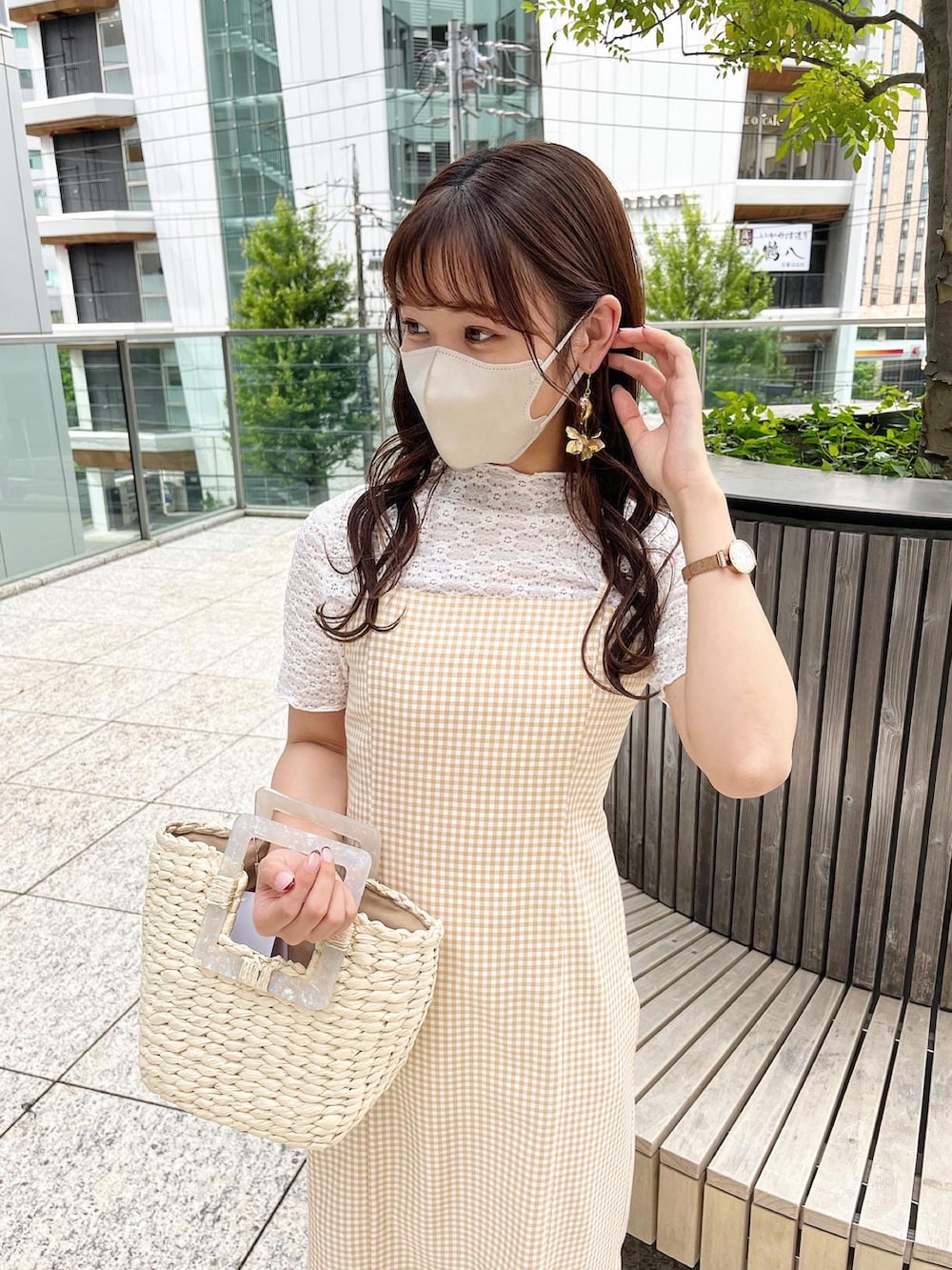 ホワイト系のサンダル、ホワイト系のかごバッグ、イエロー系のワンピースを着用したレディースの夏コーディネートの3枚目の写真