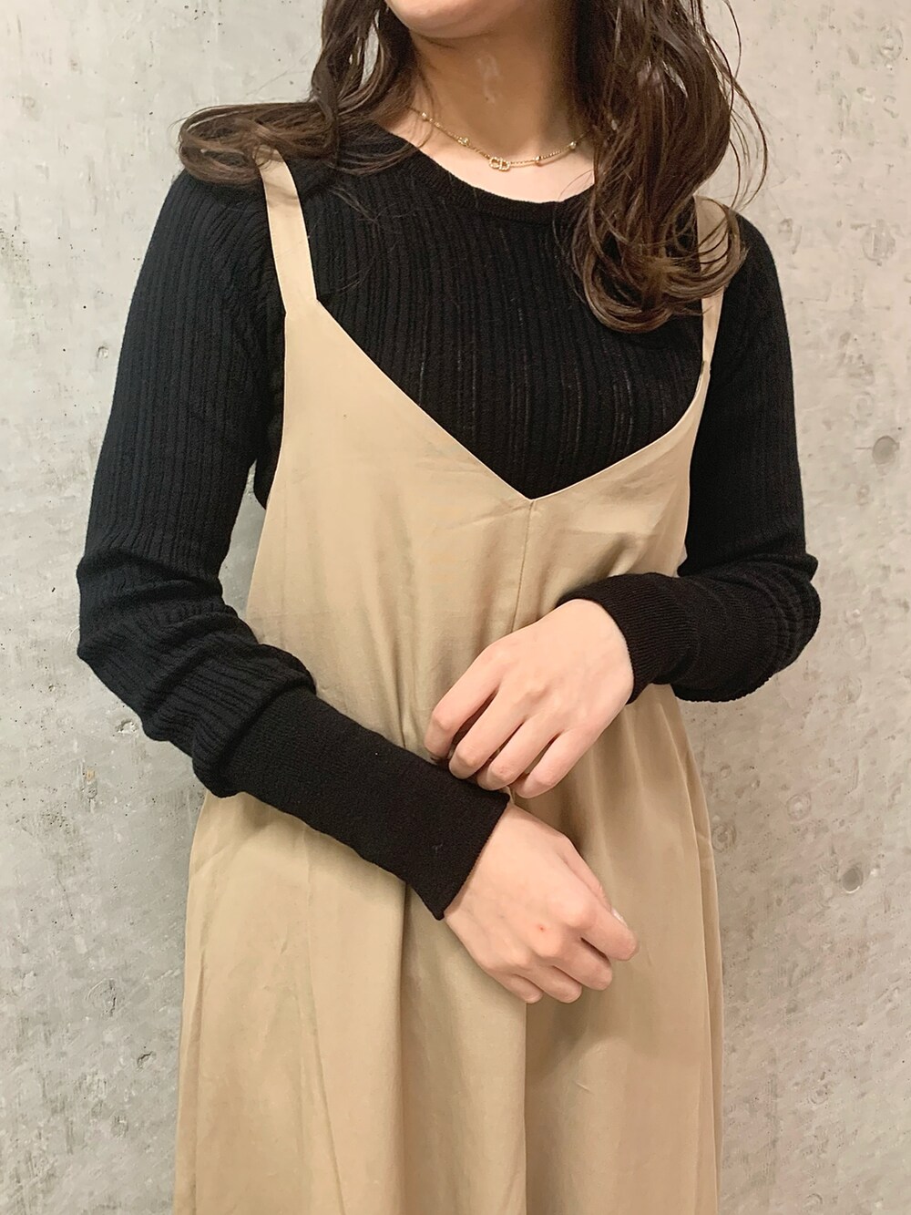ベージュ系のワンピース、ブラック系のTシャツ/カットソーを着用したレディースの冬コーディネートの2枚目の写真