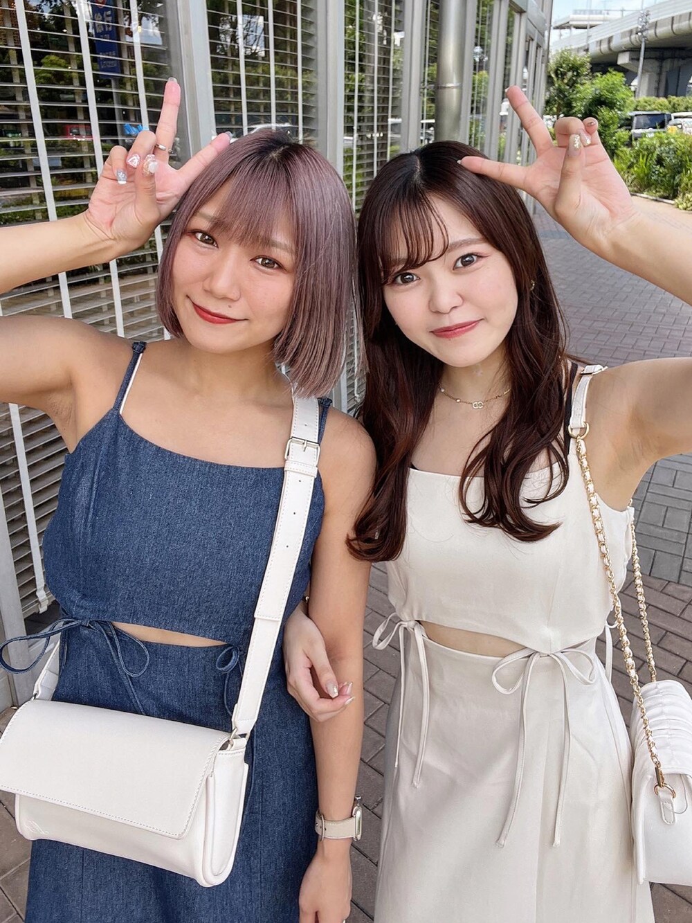 「シンプルスタイル、カジュアルコーデ、オトナカジュアル、夏コーデ、きれいめカジュアル、ワンピース、ワンピーススタイル、キャミワンピ、シアートップス、骨格ウェーブ、双子コーデ、デニム、デニムコーデ、オトナ女子、淡色コーデ」|「one after another NICE CLAUPのマルチwayキャミワンピース(ワンピース、ホワイト系)」を使った、risapi🐰(骨格ウェーブ)さん(レディース・157cm)の夏コーディネートの2枚目の写真