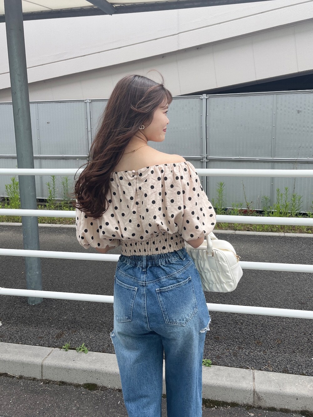 その他のシャツ/ブラウス、ピンク系のボストンバッグ、ブルー系のデニムパンツを着用したレディースの夏コーディネートの3枚目の写真