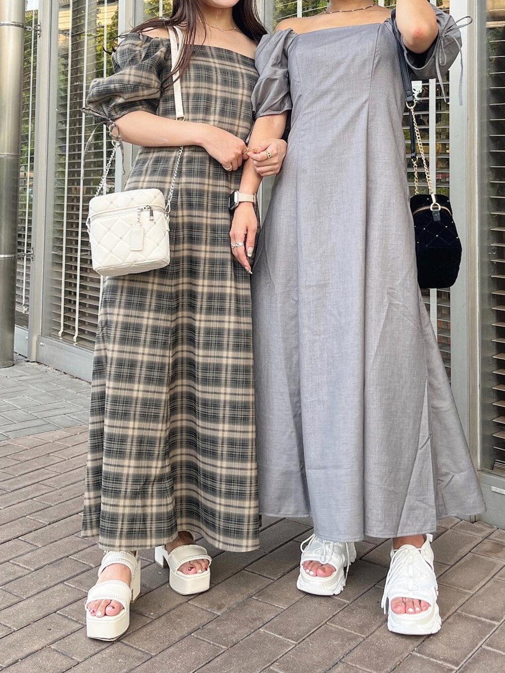 その他のワンピース、ホワイト系のショルダーバッグ、ホワイト系のサンダルを着用したレディースの夏コーディネートの3枚目の写真