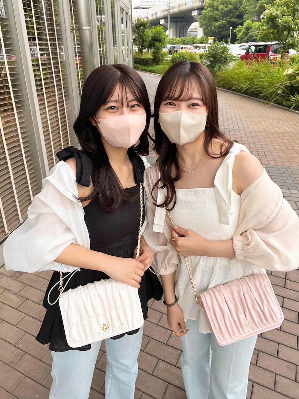 ブルー系のデニムパンツ、ホワイト系のショルダーバッグ、ホワイト系のマウンテンパーカーを着用したレディースの夏コーディネートの3枚目の写真