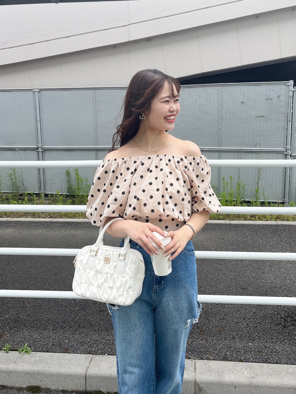 その他のシャツ/ブラウス、ピンク系のボストンバッグ、ブルー系のデニムパンツを着用したレディースの夏コーディネートの2枚目の写真