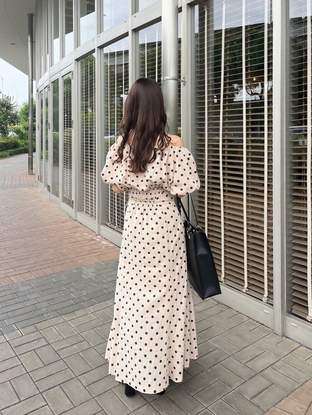 ホワイト系のトートバッグ、その他のシャツ/ブラウス、その他のスカートを着用したレディースの夏コーディネートの3枚目の写真