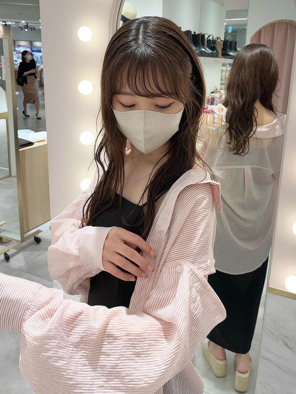 ブラック系のワンピース、ピンク系のシャツ/ブラウスを着用したレディースの夏コーディネートの4枚目の写真