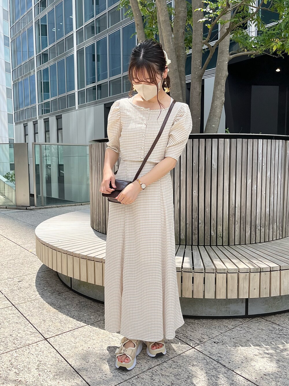 ベージュ系のワンピース、ホワイト系のサンダル、ブラウン系のショルダーバッグを着用したレディースの夏コーディネートの4枚目の写真