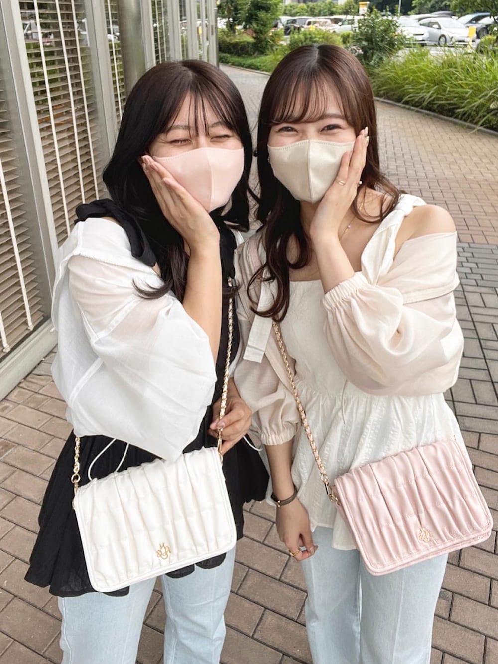 ホワイト系のマウンテンパーカー、ホワイト系のキャミソール、ブルー系のデニムパンツを着用したレディースの夏コーディネートの2枚目の写真