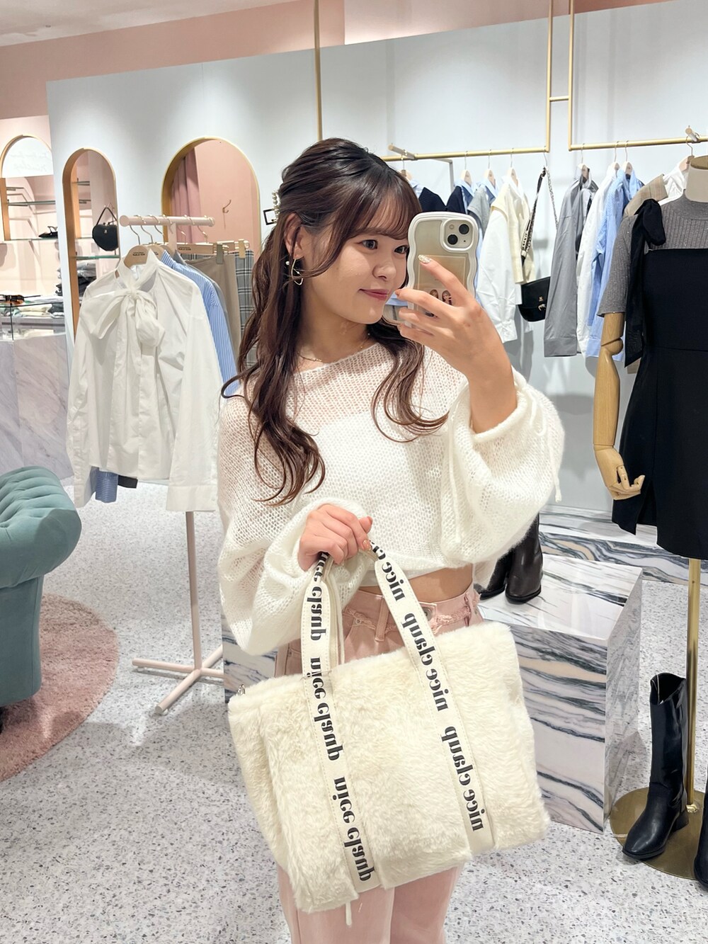 ホワイト系のニット/セーター、ピンク系のニット/セーター、ブルー系のデニムスカートを着用したレディースの夏コーディネートの2枚目の写真