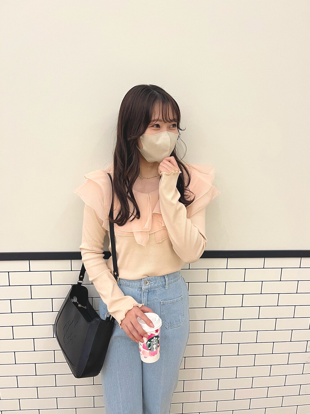 ブルー系のデニムパンツ、ピンク系のTシャツ/カットソー、ブラック系のショルダーバッグを着用したレディースの春コーディネートの2枚目の写真