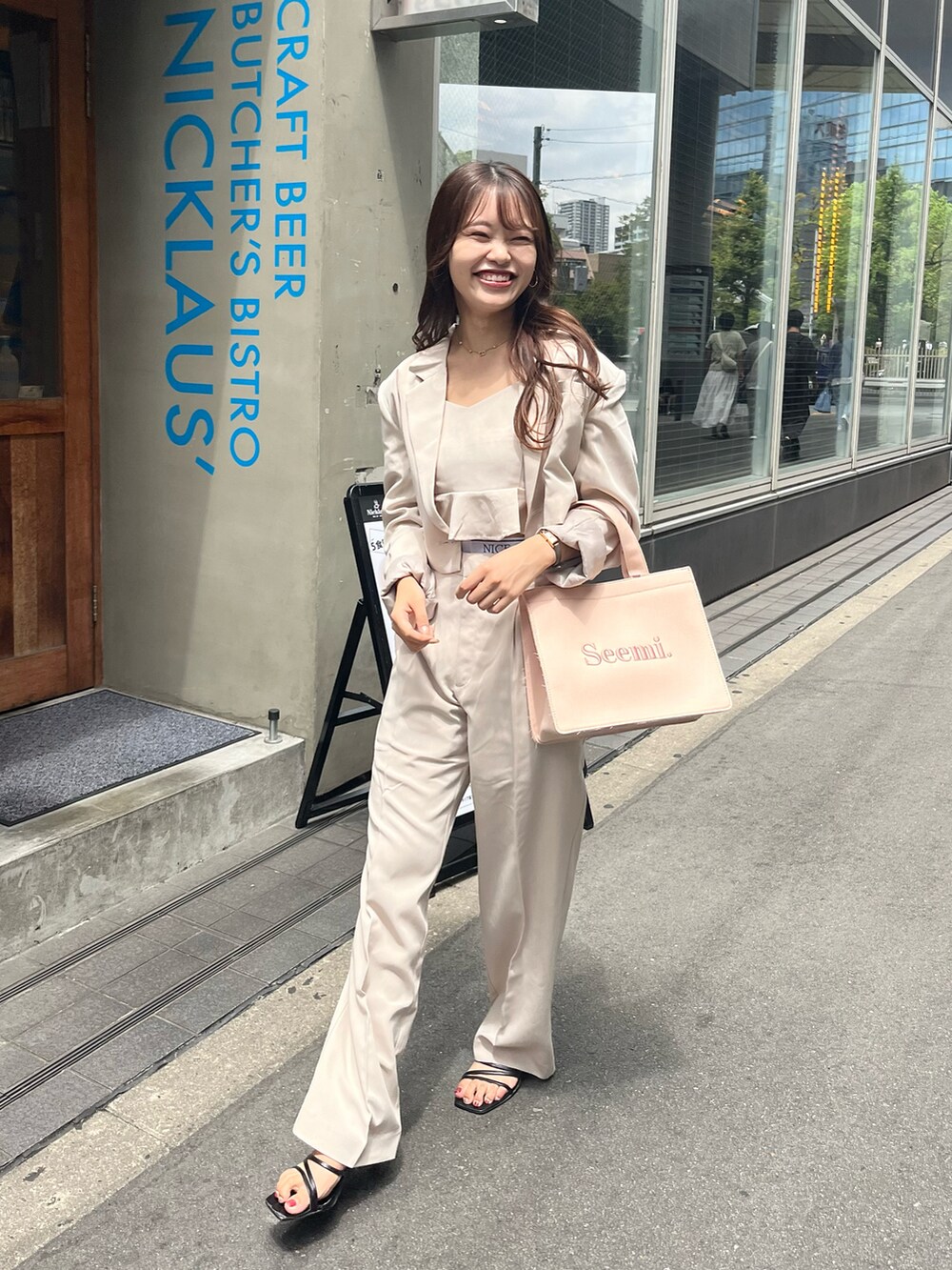 ホワイト系のスラックス、ホワイト系のトップス、ホワイト系のテーラードジャケットを着用したレディースの秋コーディネートの2枚目の写真