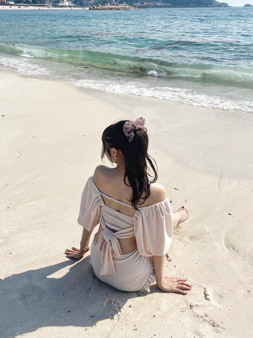 ホワイト系の水着を着用したレディースの夏コーディネートの3枚目の写真